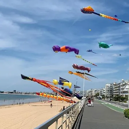 Jupiter Face Devant La Des Libraires Parking Prive